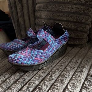 Beautiful Colorful Woven Women's Olive Street Mary Jane’s size 8